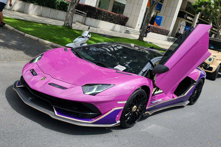  Lamborghini Aventador Roadster mui trần là mẫu xe rất được các đại gia Việt ưa chuộng. Tính đến thời điểm hiện tại, số lượng xe tại dải đất hình chữ S lên tới hơn 10 chiếc với các phiên bản từ Coupe, Roadster cho đến bản S, SV và SV Roadster. Trong đó, phiên bản Aventador Roadster chiếm gần một nửa số lượng này, khoảng 4 chiếc.