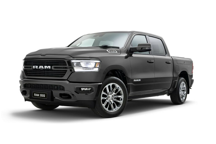 Về ngoại thấy,  Ram 1500 Laramie Sport tại Úc không quá nổi bật khi có phần cản, lưới tản nhiệt, gương chiếu hậu đều sơn đồng màu, trong khi phía dưới là mâm hợp kim 20 inch đặc biệt. Ram cũng không quên trang bị lên xe hộc hàng hóa RamBox ở hai bên thùng.