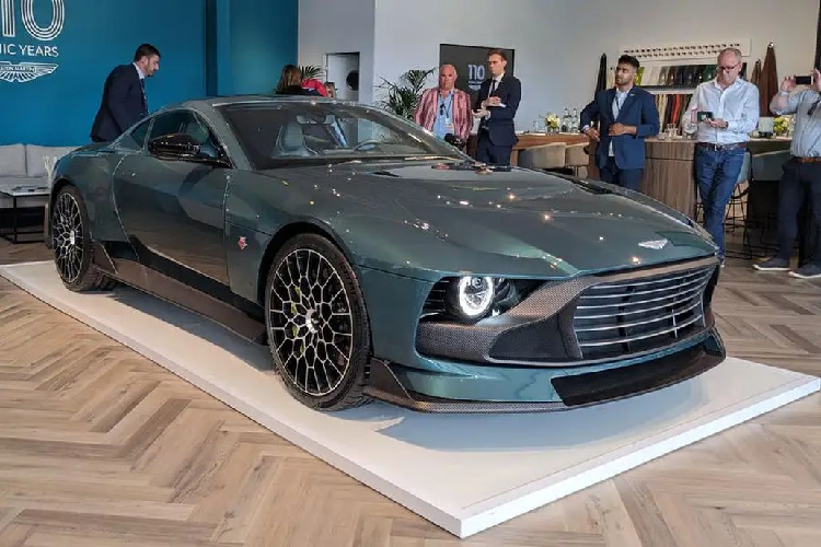 Để kỷ niệm 110 năm lịch sử của Aston Martin, thương hiệu Anh quốc đã giới thiệu phiên bản đặc biệt giới hạn có tên gọi là Valour. Lấy cảm hứng từ Victor,  Aston Martin Valor 2023 mới được thiết kế để “tái kết nối khách hàng với việc lái xe, trong thời đại kỹ thuật số,” theo Marek Reichman - Giám đốc sáng tạo của thương hiệu.