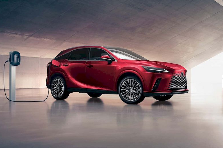 Tháng 6/2022,  Lexus RX thế hệ mới chính thức được ra mắt công chúng toàn thế giới. Thời điểm đó, hãng cho biết sẽ có 4 tùy chọn động cơ cho mẫu xe này, tuy nhiên mới chỉ có 3 phiên bản được công bố bao gồm RX 350, RX 350h và RX 500h F-Sport Performance.