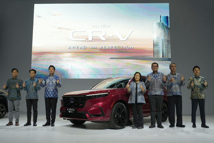 Trong triển lãm Ô tô Quốc tế Gaikindo Indonesia (GIIAS) 2023, hãng Honda đã chính thức giới thiệu CR-V thế hệ mới với khách hàng ở đất nước vạn đảo. Đây là thị trường Đông Nam Á thứ hai đón nhận mẫu SUV cỡ C -  Honda CR-V 2023 mới, sau Thái Lan.