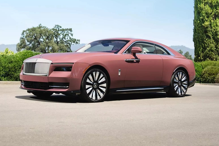  Rolls-Royce Spectre chạy điện vẫn chưa đến tay khách hàng, nhưng hãng xe siêu sang Anh Quốc đã chứng minh mẫu xe điện này là thành công lớn của hãng với số lượng đơn đặt hàng kéo dài đến năm 2025.