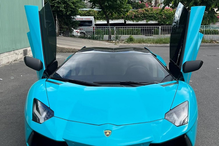 Mới đây, hình ảnh một chiếc siêu xe  Lamborghini Aventador LP700-4 Roadster hàng hiếm xuất hiện ở trạm đăng kiểm với ngoại thất màu xanh ngọc, mâm độ và biển số 51K đã khiến không ít giới mê xe ngạc nhiên, tò mò và nhiều người còn cho rằng, xe mới được nhập khẩu về nước. Nhưng thực tế, chiếc xe này rất quen thuộc.