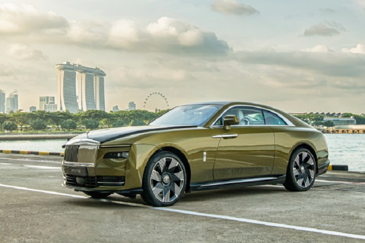  Rolls-Royce Spectre chạy điện từng được công bố thông tin sẽ bán tại Việt Nam. Mức giá xe Rolls-Royce Spectre 2024 tại Việt Nam sẽ từ 17.990.500.000 đồng. Xe được phát triển trên nền tảng Architecture of Luxury, tương tự với Phantom, Cullinan và Ghost. Với nền tảng này có thể mở rộng, linh hoạt và cho phép sử dụng trong nhiều phân khúc xe.