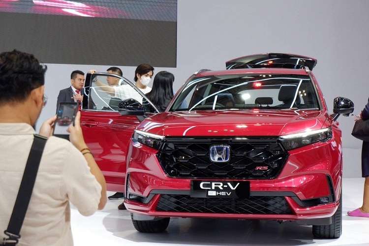 Tại triển lãm Ô tô Quốc tế Gaikindo Indonesia (GIIAS) 2023 khai mạc vào hôm 10/8, hãng Honda đã chính thức giới thiệu CR-V thế hệ mới với xứ sở vạn đảo. Ở thị trường Indonesia,  Honda CR-V 2023 mới có 2 phiên bản là 1.5L VTEC Turbo và 2.0L RS e:HEV với giá bán từ 739,9 - 799,9 triệu Rupiah (khoảng 1,169 - 1,263 tỷ đồng).