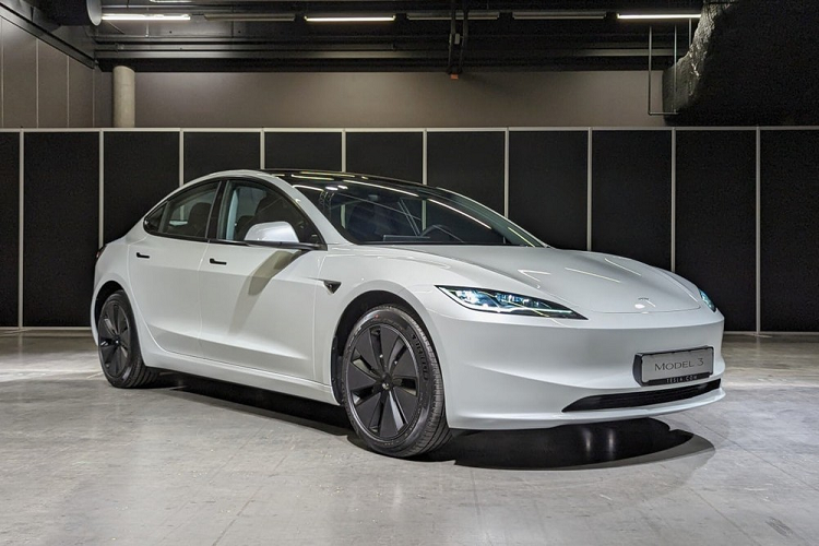 Model 3 hiện là một trong những mẫu ô tô điện bán chạy nhất của thương hiệu Tesla nói riêng và toàn ngành công nghiệp nói chung. Để duy trì sức hút của "gà đẻ trứng vàng", hãng Tesla cuối cùng đã tung ra Model 3 phiên bản nâng cấp giữa vòng đời. Được phát triển dưới dự án có tên Project Highland,  Tesla Model 3 2024 mới sở hữu thiết kế ấn tượng hơn, quãng đường di chuyển dài hơn và nội thất đẹp mắt hơn. 