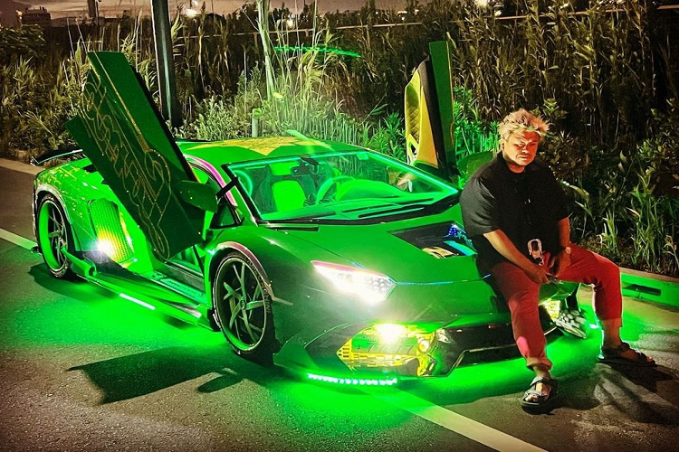  Tay chơi Lamborghini dị nhất thế giới - Shinichi Morohoshi hiện đang sống tại “quận giải trí và phố đèn đỏ” Kabukicho của thành phố Tokyo, Nhật Bản. Là người có mối quan hệ với băng đảng xã hội đen Yakuza khét tiếng, ông Morohoshi thừa nhận mình là một tay anh chị hoàn lương, Morohoshi từng xuất hiện trong một bộ phim tài liệu ngắn nói về thế giới xe ngầm ở Nhật Bản.