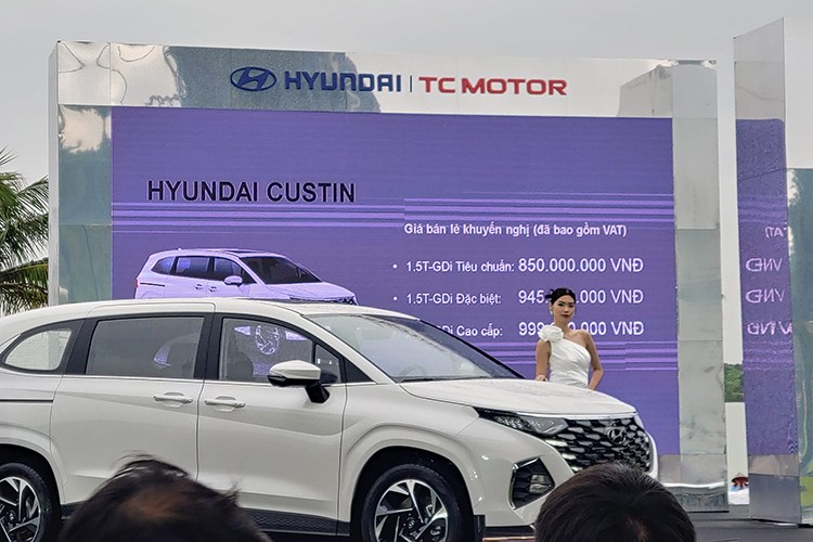 Liên doanh ôtô Hyundai Thành Công (HTV) đã chính thức giới thiệu mẫu MPV mới mang tên Custin ở thị trường Việt Nam. Hyundai Custin 2024 mới có tổng cộng 3 phiên bản, bao gồm 1.5T-GDi Tiêu chuẩn, 1.5T-GDi Đặc biệt và 2.0T-GDi Cao cấp. Giá bán của 3 phiên bản này lần lượt là 850 triệu, 945 triệu và 999 triệu đồng.