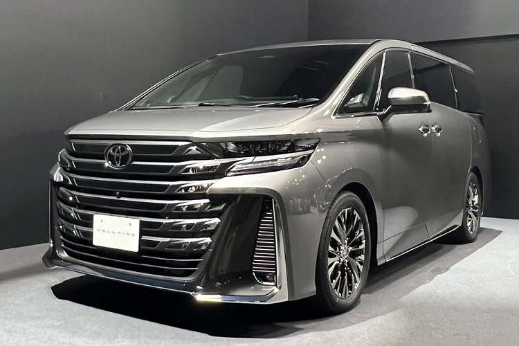  Toyota Vellfire 2024 mới đã chính thức trình làng ở thị trường Nhật Bản vào hồi tháng 6 năm nay, cùng với "anh em song sinh" Alphard. Trong sự kiện ra mắt mẫu Century 2024, hãng Toyota đã bất ngờ vén màn phiên bản 4 chỗ hoàn toàn mới của Vellfire. Cụ thể hơn, trong sự kiện giới thiệu Century, hãng Toyota đã mang 2 mẫu xe là Vellfire 4 chỗ và Crown Sedan đến trưng bày.