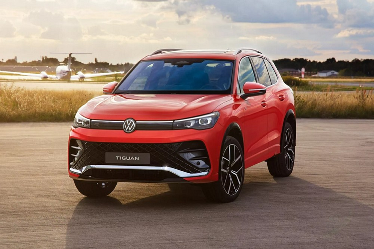 Volkswagen đã vén màn thế hệ thứ ba của dòng xe Tiguan ở thị trường châu Âu. Thế hệ mới này ra đời nhằm thay thế Volkswagen Tiguan trục cơ sở tiêu chuẩn với nội thất 2 hàng ghế ở thị trường lục địa già. Ở thế hệ thứ ba,  Volkswagen Tiguan 2024 mới chuyển sang dùng khung gầm MQB Evo hiện đại hơn, tương tự Golf, Passat và Audi A3. So với thế hệ cũ, mẫu SUV 5 chỗ này giữ nguyên chiều dài cơ sở ở mức 2.681 mm.