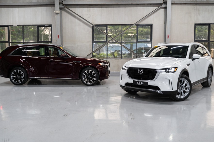 Vào hồi tháng 6 năm nay, hãng Mazda đã giới thiệu dòng SUV hạng trung CX-60 ở thị trường Philippines. Sau 3 tháng, Mazda lại tiếp tục mở rộng danh mục sản phẩm ở thị trường này bằng mẫu xe CX-90 mới. Có vẻ như Philippines là thị trường Đông Nam Á đầu tiên đón nhận mẫu xe này. Việc  Mazda CX-90 2024 ra mắt ở Philippines khá bất ngờ vì đây vốn là mẫu xe được phát triển chủ yếu dành cho thị trường Bắc Mỹ, cùng với người anh em CX-70.