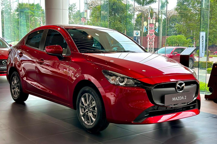  Mazda2 2023 phiên bản mới đã bắt đầu về Việt Nam vào hồi tháng 7 năm nay. Tuy nhiên, mãi đến giữa tháng 9/2023, thông tin và hình ảnh chính thức của Mazda2 nâng cấp mới được cập nhật trên trang chủ của Mazda Việt Nam. Khác với xe ở Thái Lan, phiên bản nâng cấp này chỉ áp dụng cho Mazda2 Sedan ở Việt Nam.