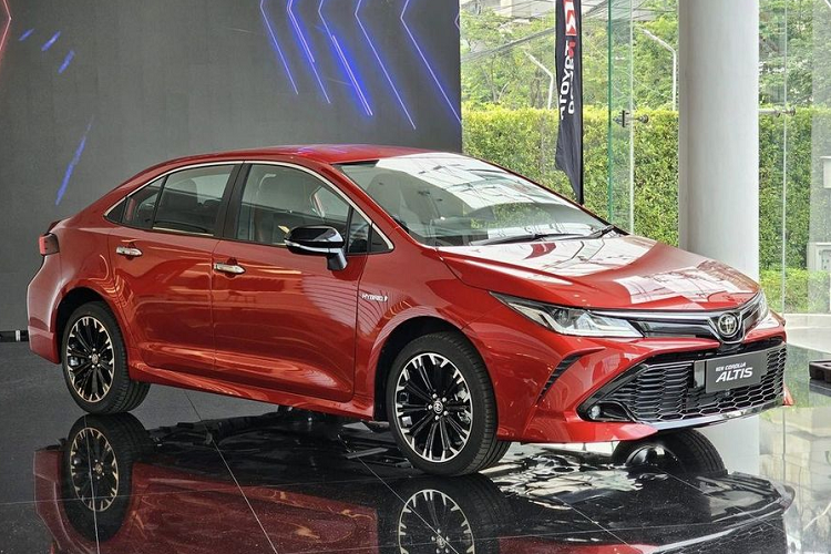 Đây là  Toyota Corolla Altis 2024 nâng cấp giữa vòng đời được giới thiệu ở Thái Lan hồi tháng 6, bổ sung trang bị và tính năng mới hiện đại hơn, trong khi thiết kế được tinh chỉnh lại ở một vài chi tiết. Xe bán tại Việt Nam vẫn sẽ được nhập khẩu nguyên chiếc từ Thái Lan.