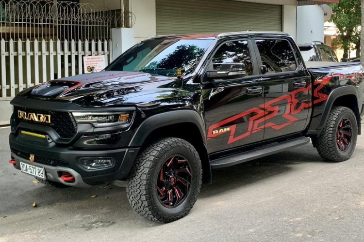  Ram 1500 TRX thế hệ mới - siêu bán tải có sức mạnh hơn nhiều siêu xe hay các siêu SUV, có giá bán mua được 6 chiếc bán tải Ford Ranger Raptor, điều này chứng tỏ nó chỉ dành cho các đại gia nhiều tiền.