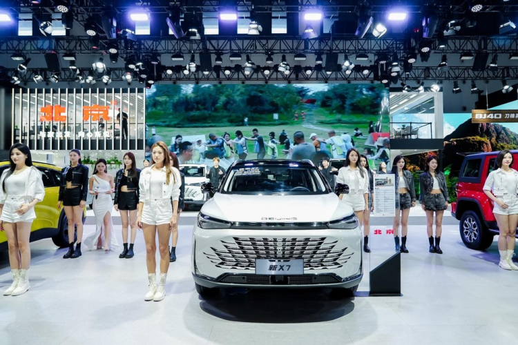 Tại triển lãm Ô tô Quảng Châu 2022 diễn ra vào tháng 12 năm ngoái, BAIC Motors đã chính thức vén màn mẫu xe SUV  Beijing X7 2023 mới bản nâng cấp giữa vòng đời, đã nhanh chóng nhận được cơn mưa lời khen vì sự thay đổi rất táo bạo, gần như lột xác so với bản trước.