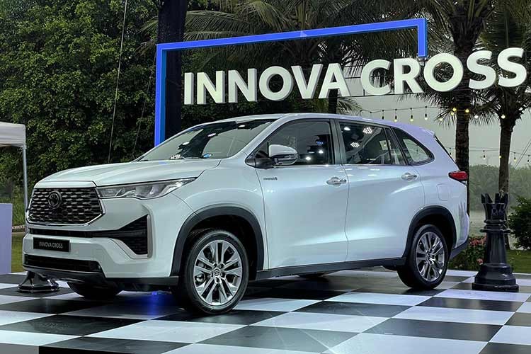 Toyota Innova Cross vừa ra mắt Việt Nam có những thay đổi đáng kể khi chuyển qua sử dụng khung gầm toàn cầu TNGA, kết hợp dẫn động cầu trước và thiết kế đậm chất SUV hơn. Kích thước tổng thể DxRxC của phiên bản  Toyota Innova Cross Hybrid 2024 mới lần lượt là 4.755 x 1.850 x 1.790 (mm).