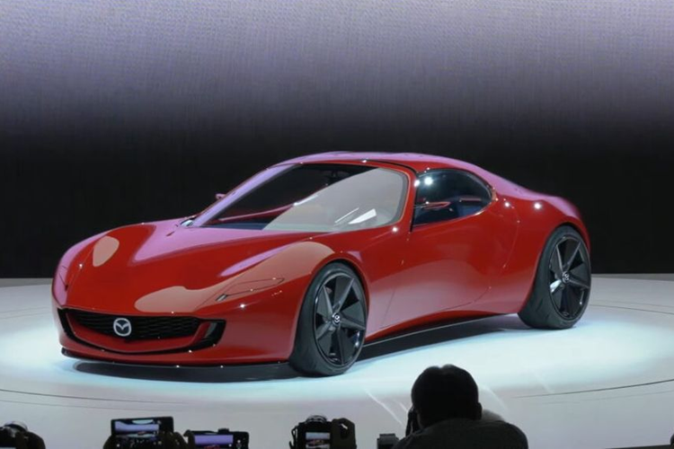 Tại Triển lãm Ô tô Nhật Bản 2023, hãng Mazda đã giới thiệu mẫu xe concept mới mang tên Iconic SP.  Mazda Iconic SP hybrid 2024 mới là bản xem trước của MX-5 thế hệ tiếp theo. Đồng thời, với thiết kế mềm mại và cụm đèn “mắt ếch”, mẫu concept này còn khiến nhiều khách hàng nhớ đến huyền thoại xe thể thao RX-7.