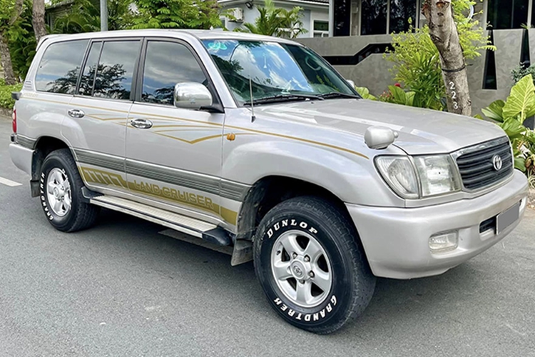 Một chiếc  Toyota Land Cruiser đời 2000 đang được rao bán trên sàn xe cũ với giá bán 235 triệu đồng, tức chỉ nhỉnh hơn hai chiếc Honda SH160i bản cao cấp nhất cộng lại. Số ODO không được người bán tiết lộ.