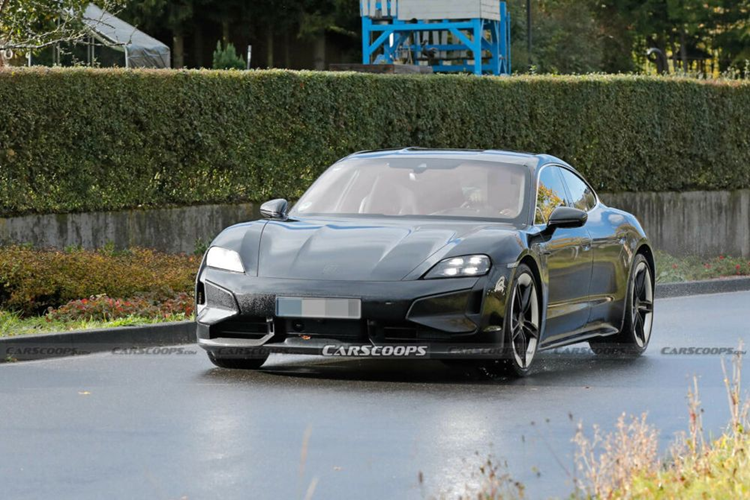 Những hình ảnh chạy thử trên đường đua Nurburgring cho thấy  Porsche Taycan 2024 mới sẽ có kiểu dáng góc cạnh hơn trước, nhất là ở khu vực cản trước và hai bên khe tản nhiệt. Đèn pha LED có công nghệ HD Matrix mới, giúp tăng tầm chiếu xa lên 600m. Ở phía sau, mẫu xe điện này được bổ sung khe gió đặt dọc phía dưới hai bên đèn hậu.