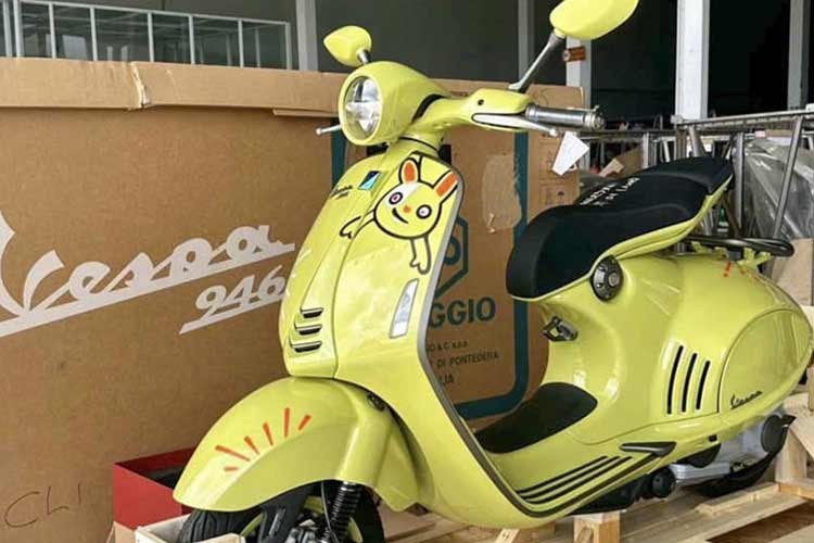 Mức giá xe  Vespa 946 10 Anniversario nhập khẩu tư nhân rao bán này cao hơn chính hãng đến 200 triệu đồng. Trước đó, lô xe Vespa 946 10 Anniversario chính hãng chỉ được chào bán khoảng 420 triệu đồng. 