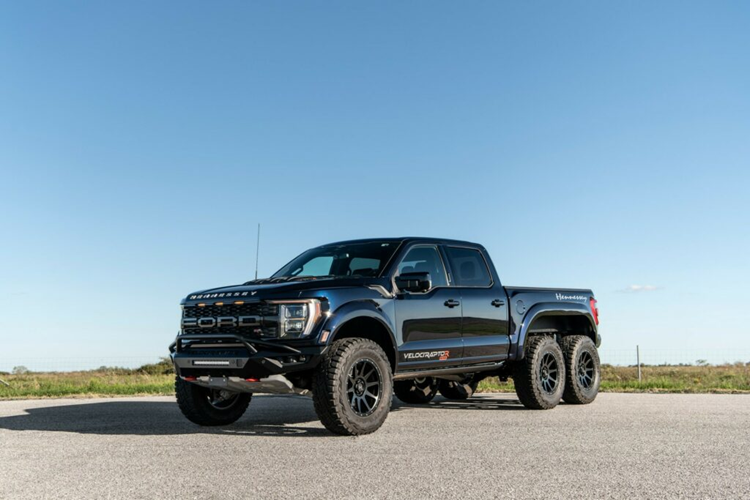 Hennessey bắt đầu thực hiện chiếc VelociRaptoR 6×6 dựa trên Ford F-150 Raptor R phiên bản tiêu chuẩn tại Sealy, Texas. Đến nay, vẫn chưa có nhiều mẫu bán tải thực hiện một cách cực đoan hoang dã đến như vậy.