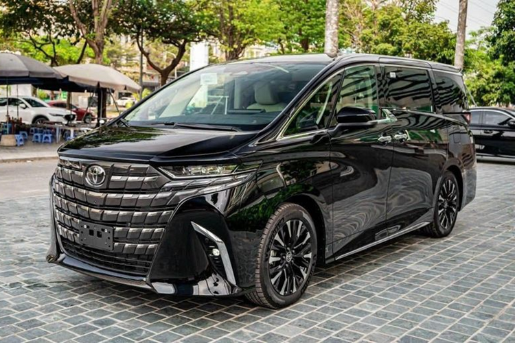 Sau khi chính thức ra mắt Việt Nam vào 22/11,  Toyota Alphard 2024 mới đã nhanh chóng có mặt tại các đại lý. Xe được phân phối với hai phiên bản là xăng và hybrid, đi cùng mức giá lần lượt là 4,370 và 4,475 tỷ đồng. Theo nhân viên tư vấn bán hàng, lô xe đầu chỉ có vài chiếc và đã có một số khách hàng đặt mua.