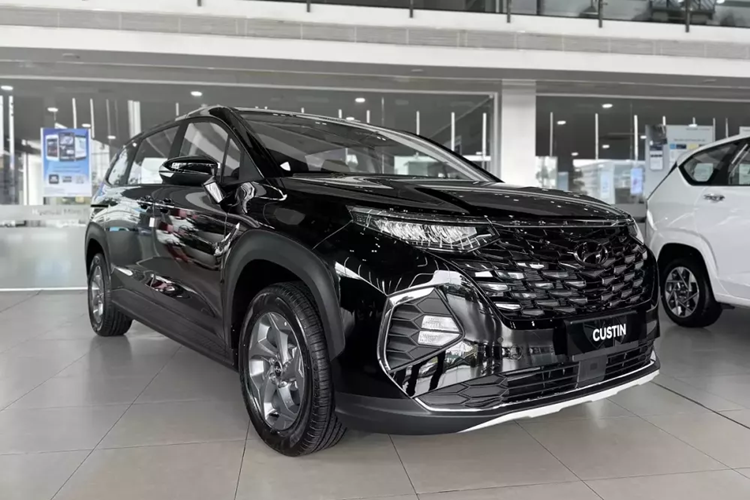  Hyundai Custin tại Việt Nam là mẫu MPV hoàn toàn mới đã lần đầu tiên trình làng ở thị trường Việt Nam vào hồi tháng 9 năm nay. Tại Việt Nam, mẫu xe này có 3 phiên bản là Tiêu chuẩn, Đặc biệt và Cao cấp với giá bán lần lượt 850 triệu, 945 triệu và 999 triệu đồng.