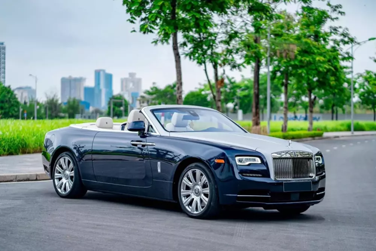 Có lẽ bạn đã quen thuộc với các tên như Phantom, Ghost, Cullinan hay thậm chí là Wraith của Rolls-Royce. Tuy nhiên, 1 biến thể coupe siêu sang hiệu năng cao như Dawn có lẽ vẫn còn khá xa lạ. Chính vì thế, mãi đến nay chỉ mới có đúng 2 xe  Rolls-Royce Dawn về Việt Nam.