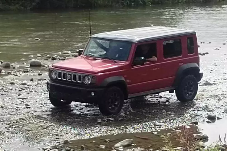 Trong những ngày vừa qua,  Suzuki Jimny bản 5 cửa đã liên tục bị bắt gặp tại một số quốc gia Đông Nam Á như Indonesia và Philippines. Đến nay, mẫu xe này đã chính thức được chốt lịch ra mắt Đông Nam Á. Theo Suzuki Philippines, Jimny 5 cửa sẽ được giới thiệu ở thị trường này vào ngày 25/1/2024 tới đây. Như vậy, Philippines nhiều khả năng sẽ là thị trường Đông Nam Á đầu tiên có thể mua mẫu xe này.