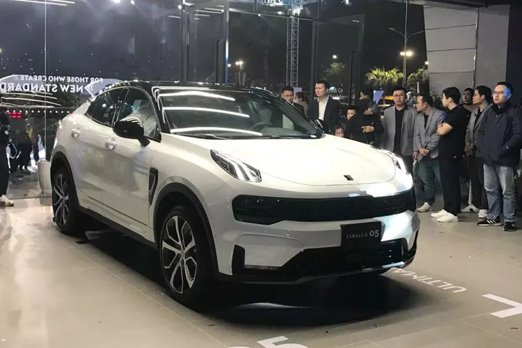 Lynk &amp; Co là thương hiệu ôtô Trung Quốc thuộc tập đoàn Geely và đã ra mắt thị trường Việt Nam vào hồi tháng 12/2023. Trong sự kiện ra mắt,  Lynk &amp; Co với 4 mẫu xe đến trưng bày, bao gồm 09, 01, 05 và 03+. Tuy nhiên, vào thời điểm đó, chỉ có mẫu SUV cỡ lớn Lynk &amp; Co 09 được công bố giá bán.