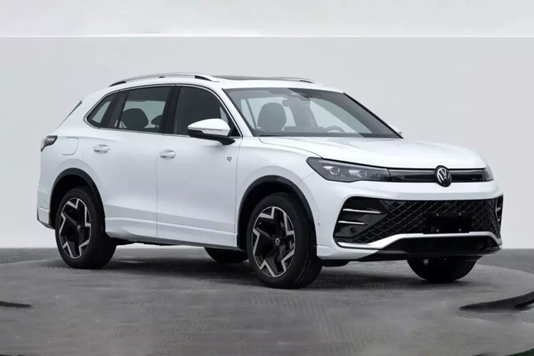 Trong năm 2023, hãng Volkswagen đã tiết lộ kế hoạch ra mắt mẫu SUV mới mang tên Tayron để thay cho dòng xe Tiguan Allspace trên thị trường toàn cầu. Trong số những thị trường đón nhận mẫu xe này, Trung Quốc sẽ là điểm đến đầu tiên. Do đó, không có gì bất ngờ khi hình ảnh của  Volkswagen Tayron 2024 mới cũng bị rò rỉ từ Trung Quốc.