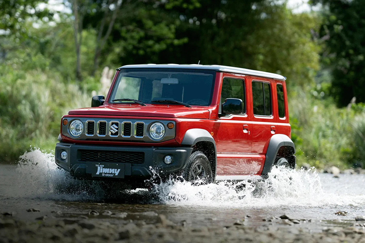  Suzuki Jimny bản 5 cửa vốn là sản phẩm thiết kế độc quyền cho thị trường Ấn Độ, ra mắt tại đây vào đầu năm 2023. Tuy nhiên công chúng đã đón nhận phiên bản này rất tích cực nên Suzuki quyết định mở rộng phạm vi các thị trường được bán Jimny 5 cửa ra thêm, bao gồm Nhật Bản, châu Phi, Nam Mỹ và Đông Nam Á.