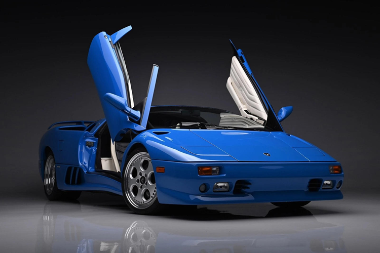 Trong sự kiện đấu giá được Barrett-Jackson tổ chức tại Scottsdale, Arizona vừa qua, chiếc siêu xe  Lamborghini Diablo VT Roadster đời 1997 này từng thuộc sở hữu của cựu Tổng thống Mỹ Donald Trump đã được bán thành công với mức giá 1,1 triệu USD (tương đương 27,5 tỷ đồng).