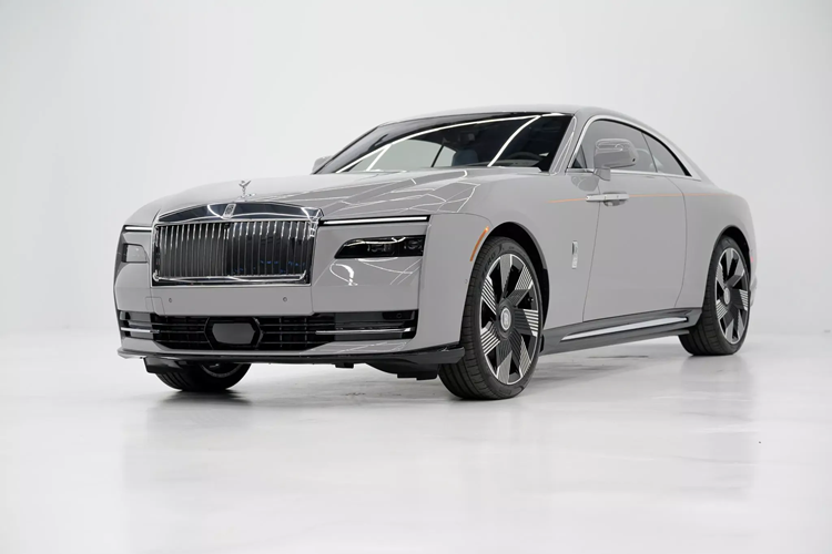 Năm ngoái, Giám đốc điều hành Rolls-Royce – Torsten Müller-Ötvös đã cảnh báo rằng, bất kỳ khách hàng nào được nhận  Rolls-Royce Spectre chạy điện và tìm cách bán chiếc xe này sẽ lập tức đưa vào danh sách đen của Rolls-Royce.