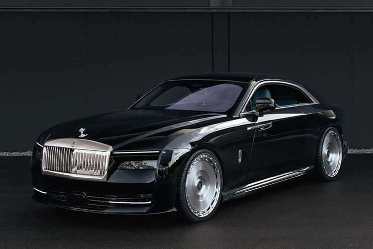  Rolls-Royce Spectre 2024 mới là mẫu ôtô điện đầu tiên trong lịch sử 120 năm của thương hiệu xe siêu sang tới từ nước Anh. Về cơ bản, thiết kế của Rolls-Royce Spectre vẫn mang những đường nét và chi tiết đặc trưng của thương hiệu Anh quốc.