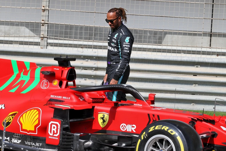 Vào tháng 2/2024, tay đua người Anh Lewis Hamilton đã chính thức công bố gia nhập đội đua F1 Scuderia Ferrari từ mùa giải 2025. Trước đó vào năm 2021,  Lewis Hamilton chia sẻ về Ferrari là "một giấc mơ của mọi tay đua, một mục tiêu cần đạt được".