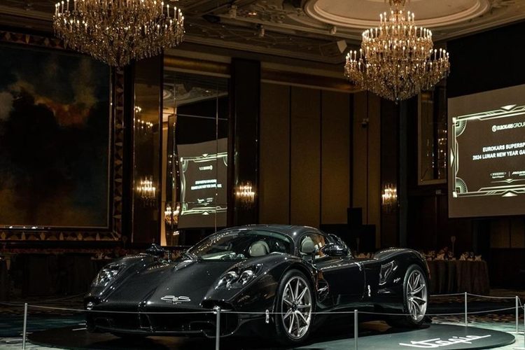 Cực phẩm  Pagani Utopia triệu đô vừa được giới thiệu tại Singapore thông qua sự kiện tổ chức dành riêng cho các khách hàng VIP. Pagani Utopia chính thức ra mắt toàn cầu vào ngày 12/9 và được hãng xe giới thiệu là sản phẩm kế nhiệm của huyền thoại “thần gió” Huayra.