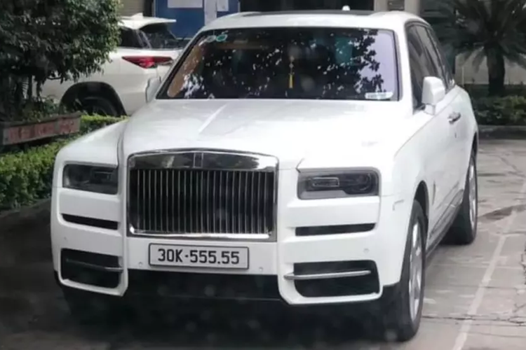  Rolls-Royce Cullinan siêu sang là 1 trong những dòng xe SUV hàng đầu thế giới, vì thế các đại gia Việt không thể bỏ qua mẫu xe này vào bộ sưu tập, ước tính đã có hơn 80 xe Rolls-Royce Cullinan được nhập khẩu về dải đất hình chữ S qua 2 đường là nhập khẩu không chính hãng, và chính hãng.