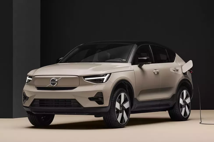 Mới đây, hãng Volvo đã công bố đổi tên cho 2 mẫu ô tô điện XC40 Recharge và C40 Recharge. Theo đó,  Volvo XC40 Recharge 2024 mới được đổi tên thành EX40 trong khi C40 Recharge đổi thành EC40. Mục đích của hãng Volvo là nhằm tạo sự thống nhất về tên gọi cho các dòng sản phẩm xe điện hiện tại và tương lai của hãng.