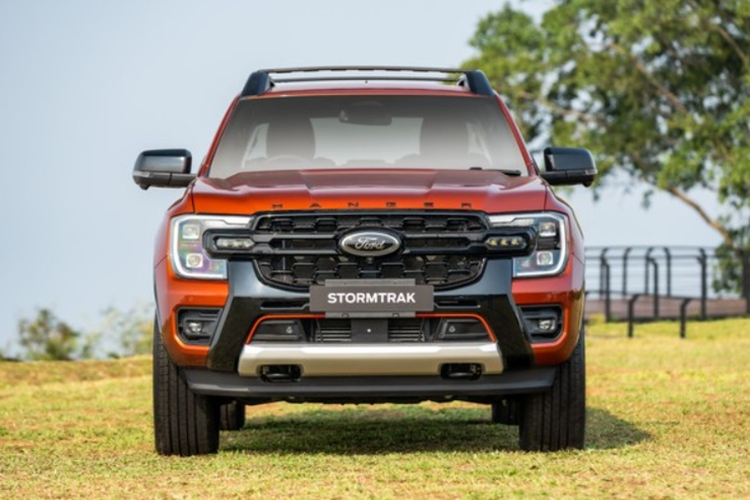 Theo đó,  giá xe Ford Ranger Stormtrak 2024 dự kiến là 1,059 tỷ đồng. Nhiều đại lý hứa hẹn sẽ bàn giao xe cho khách hàng vào tháng 5 tới. Cũng giống như thị trường Thái Lan, Stormtrak được cho là sẽ thay thế Wildtrak trong dải sản phẩm Ranger tại Việt Nam.