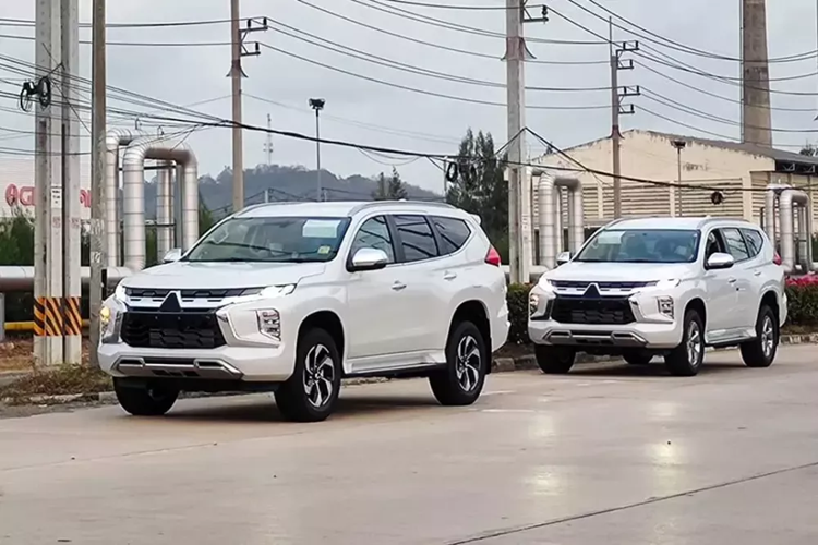 Mitsubishi Pajero Sport thế hệ hiện tại đã có mặt trên thị trường từ năm 2019. Do đó, đã đến lúc hãng Mitsubishi chuẩn bị tung ra phiên bản nâng cấp giữa vòng đời của mẫu SUV hạng trung này. Hình ảnh rò rỉ của  Mitsubishi Pajero Sport 2024 mới tại Thái Lan đã cho thấy điều đó.