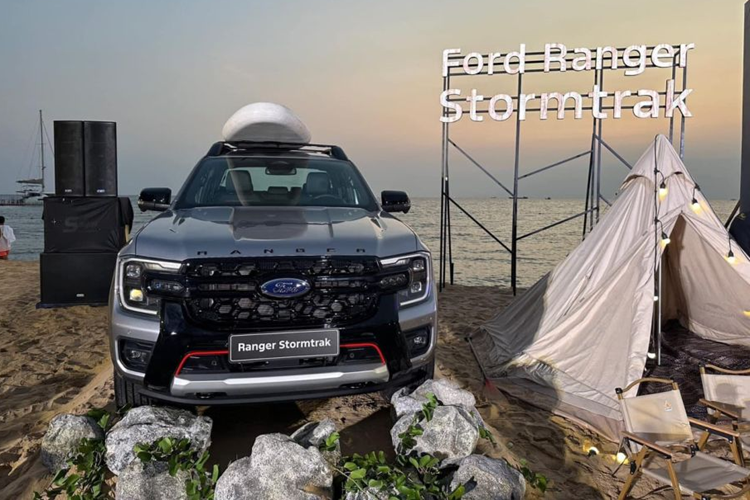 Dự kiến,  Ford Ranger Stormtrak 2024 mới sẽ được mở bán từ tuần thứ 2 của tháng 4/2024 theo hình thức đặt hàng trực tuyến trên nền tảng thương mại điện tử sắp ra mắt của Ford. Xe sẽ có 4 tuỳ chọn màu sắc, bao gồm: trắng, xám, đen và bạc.