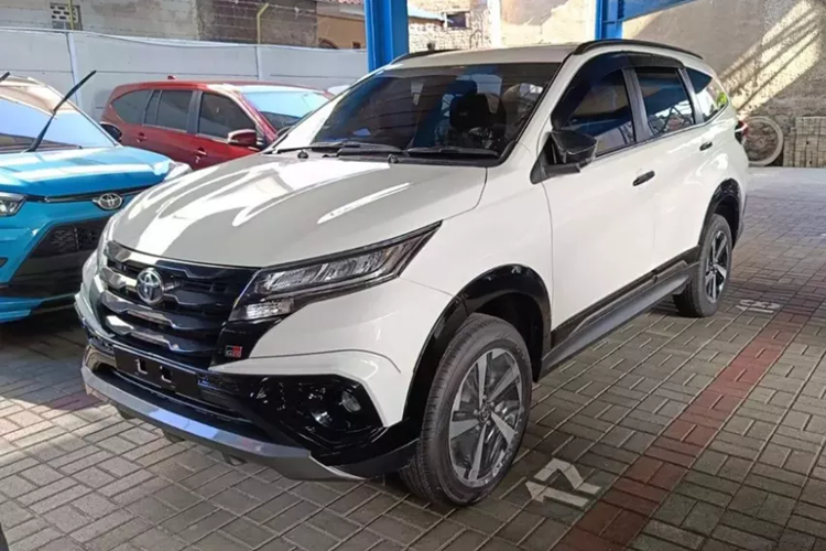 Indonesia hiện là thị trường "cuồng" xe MPV nhất khu vực Đông Nam Á. Một trong những mẫu MPV được ưa chuộng tại thị trường xe hơi lớn nhất khu vực chính là Toyota Rush. Để giữ sức hút cho mẫu xe này, hãng đang chuẩn bị tung ra phiên bản  Toyota Rush 2024 nâng cấp.