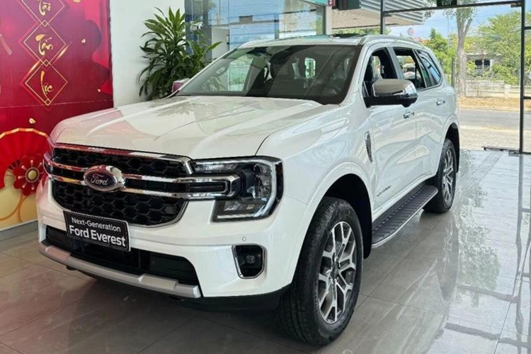 Lô xe  Ford Everest VIN 2024 mới (sản xuất trong năm 2024) đã được vận chuyển về các đại lý và chuẩn bị bàn giao tới tay khách hàng. Theo thông tin từ đại lý, lô xe mới có một số thay đổi so với phiên bản sản xuất năm 2023.