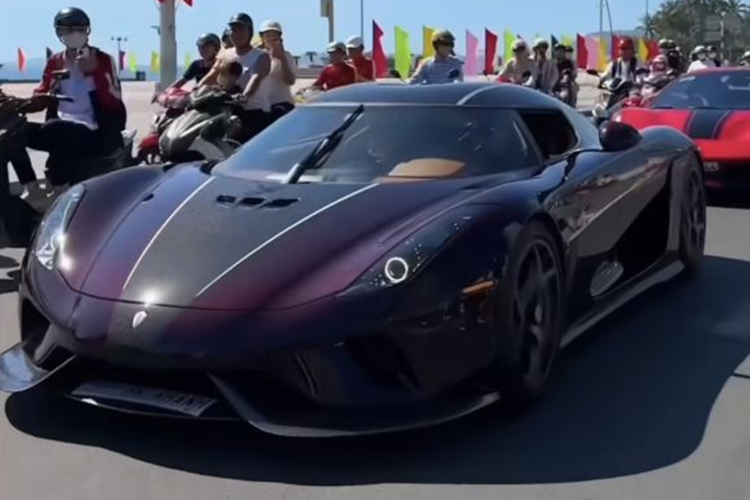 Được biết, chiếc  Koenigsegg Regera của Hoàng Kim Khánh được vận chuyển bằng xe chuyên dụng từ TP.HCM đến Nha Trang. Khi chuẩn bị khui thùng để đưa xe ra, hàng trăm người dân đã đứng đó, mong ngóng được tận mắt chiêm ngưỡng siêu phẩm hai trăm tỷ này.