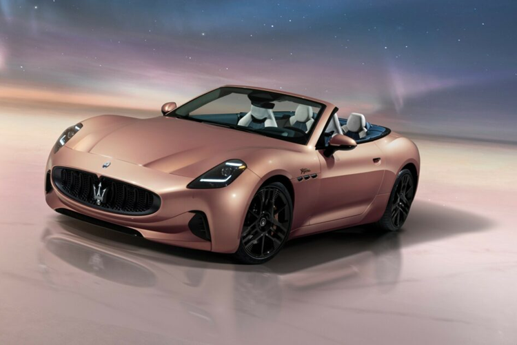  Maserati GranCabrio Folgore 2025 mới được phát triển dựa trên phiên bản mui cứng GranTurismo Folgore hiện tại. Về cơ bản, hai chiếc xe này có chung hệ truyền động, trang bị động cơ và có sự khác biệt chủ yếu nằm ở thiết kế mui trần với mui vải cổ điển.