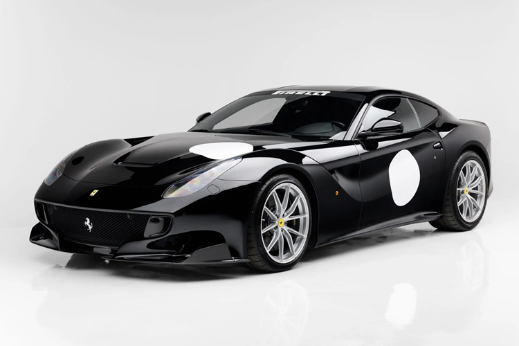 Tuy nhiên vừa qua, một chiếc  Ferrari F12tdf cực độc đã được rao bán, thu hút nhiều người mê xe tham gia trả giá để có thể sở hữu. Điểm độc đáo hơn chính là đây là chiếc Ferrari F12tdf “chậm nhất thế giới” vì tốc độ tối đa mà chiếc xe có thể đạt được chỉ vỏn vẹn 24 km/h.