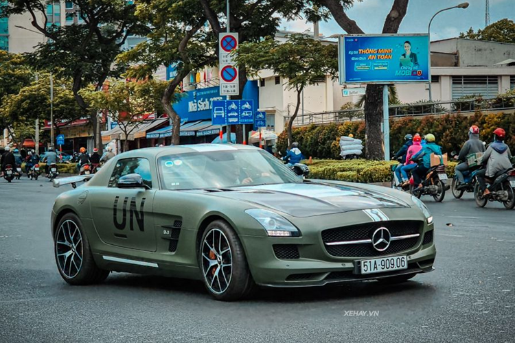 Chiếc  Mercedes-AMG SLS GT Final Edtion của Qua Vũ được đưa về Việt Nam từ năm 2014. Ở thời điểm đó, xe thuộc quyền sở hữu của doanh nhân Johnathan Hạnh Nguyễn, Chủ tịch Tập đoàn IIPG, bố chồng diễn viên Tăng Thanh Hà. Đến cuối năm 2016, xe được ông Đặng Lê Nguyên Vũ mua lại.