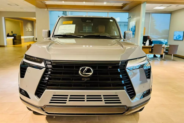 Từ cuối năm 2023, một số đại lý Lexus tại Việt Nam đã bắt đầu nhận cọc cho mẫu SUV hạng sang GX thế hệ mới. Sau gần nửa năm, mẫu xe SUV hạng sang  Lexus GX 2024 đã về Việt Nam.