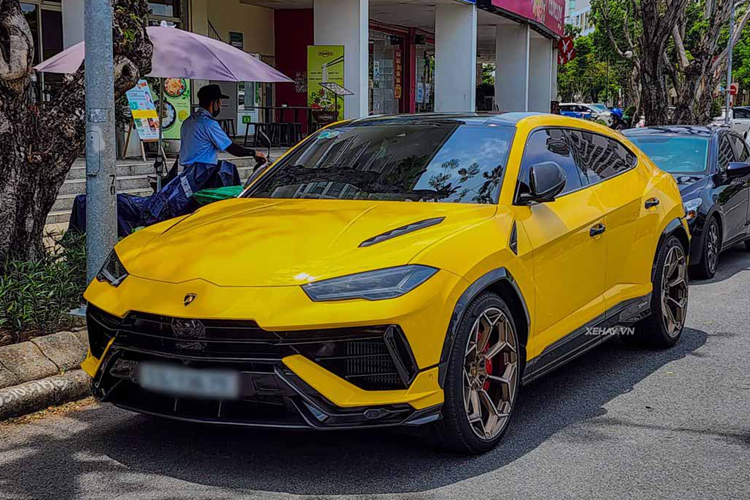 Chiếc  Lamborghini Urus Performante của Đoàn Di Băng được bàn giao vào hồi cuối tháng 3/2024. Được biết, đây là món quà tặng sinh nhật vợ mà đại gia Nguyễn Quốc Vũ đã mạnh tay chốt đơn vào đúng ngày mùng Một, Tết Nguyên Đán 2024.